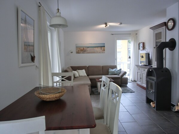 تلفزيون، مدفأة، مشغل دي في دي، ستيريو