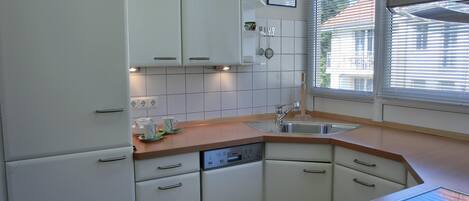 Køleskab, mikrobølgeovn, ovn, kogeplade