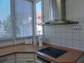 Fridge, microwave, oven, stovetop - 3-zimmer-fewo im 1. OG mit Balkon mit 2 Schlafzimmern für 4 Personen, Wlan (Graal-Müritz)