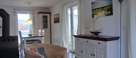 Fernseher, Kamin, Stereoanlage