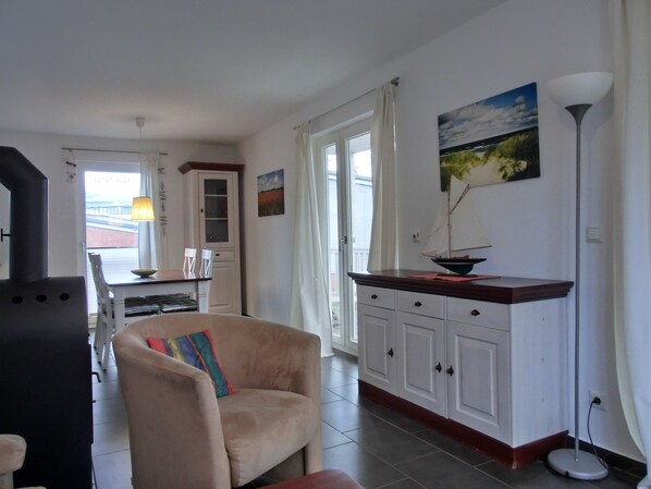 Televisión, chimenea y estéreo 