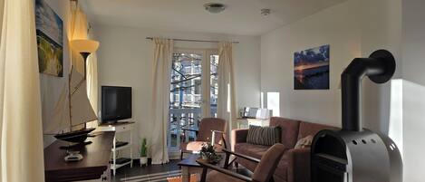 تلفزيون، مدفأة، ستيريو