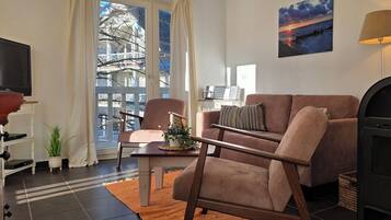 TV, fireplace, stereo