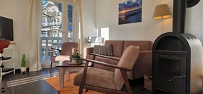 Una televisión, una chimenea, un reproductor estéreo