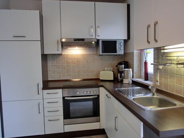 Kühlschrank, Mikrowelle, Ofen, Herdplatte