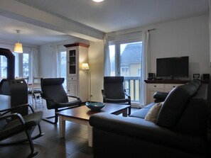 Fernseher, Kamin, Stereoanlage