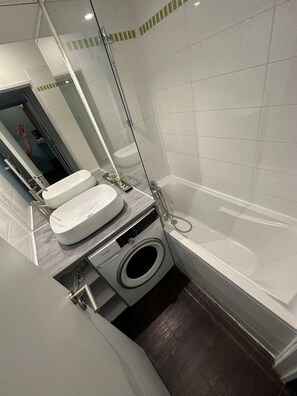 Sèche-cheveux, serviettes fournies, savon, shampoing