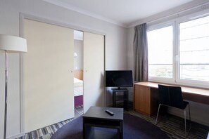 1 chambre, bureau, fer et planche Ă repasser, lit parapluie