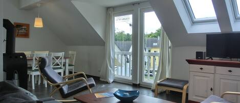 Télévision, cheminée, chaîne hi-fi