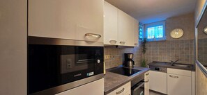 Kühlschrank, Mikrowelle, Ofen, Herdplatte