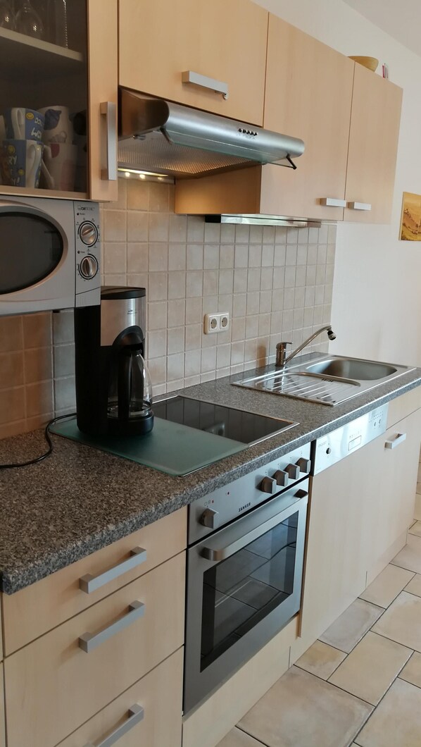 Kühlschrank, Mikrowelle, Ofen, Herdplatte