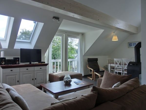TV, fireplace, stereo