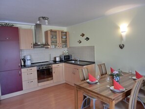 ثلاجة، ميكروويف، فرن، موقد طهي مسطح