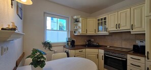 ثلاجة، ميكروويف، فرن، موقد طهي مسطح