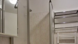 A bathroom with a glass-enclosed shower, a white sink, and a towel rack. - 3-zi.-fewo mit 2 Schlafzimmern + Kostenfreien W-lan-zugang (Graal-Müritz)