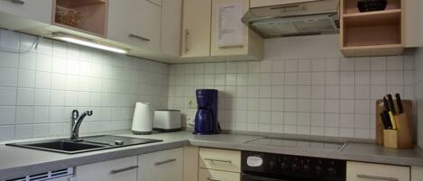 Fridge, oven, stovetop, dishwasher