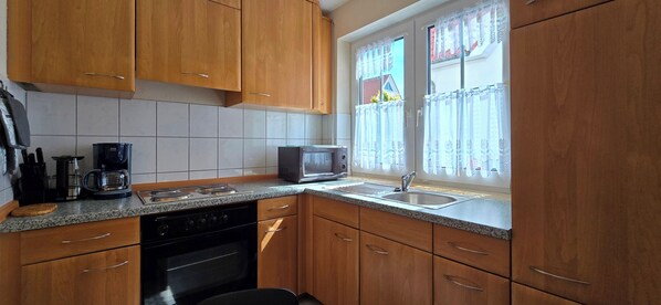 Kühlschrank, Mikrowelle, Ofen, Herdplatte