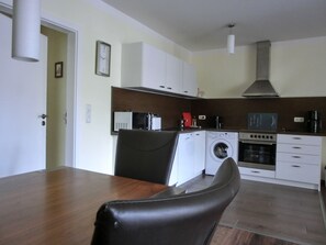 Fridge, microwave, oven, stovetop - 3-zi.-fewo für 4+2 Personen - mit Telefon- und Internetanschluss (Graal-Müritz)