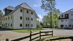 Suuri, kaksikerroksinen rakennus, jossa on tasakatto ja useita ikkunoita.