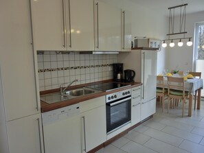 Fridge, oven, stovetop, dishwasher - 2-room apartment for 3 people on the upper floor with WLAN (Graal-Müritz)