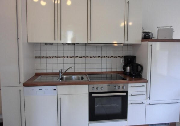 Kühlschrank, Ofen, Herdplatte, Geschirrspüler