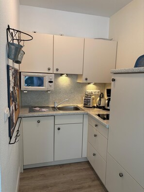 Réfrigérateur, micro-ondes, plaque de cuisson, lave-vaisselle