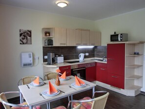 ثلاجة، ميكروويف، فرن، موقد طهي مسطح