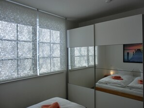 2 slaapkamers, een bureau