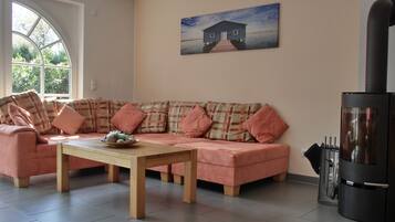 Fernseher, Kamin, Stereoanlage