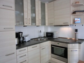 ثلاجة، ميكروويف، فرن، موقد طهي مسطح