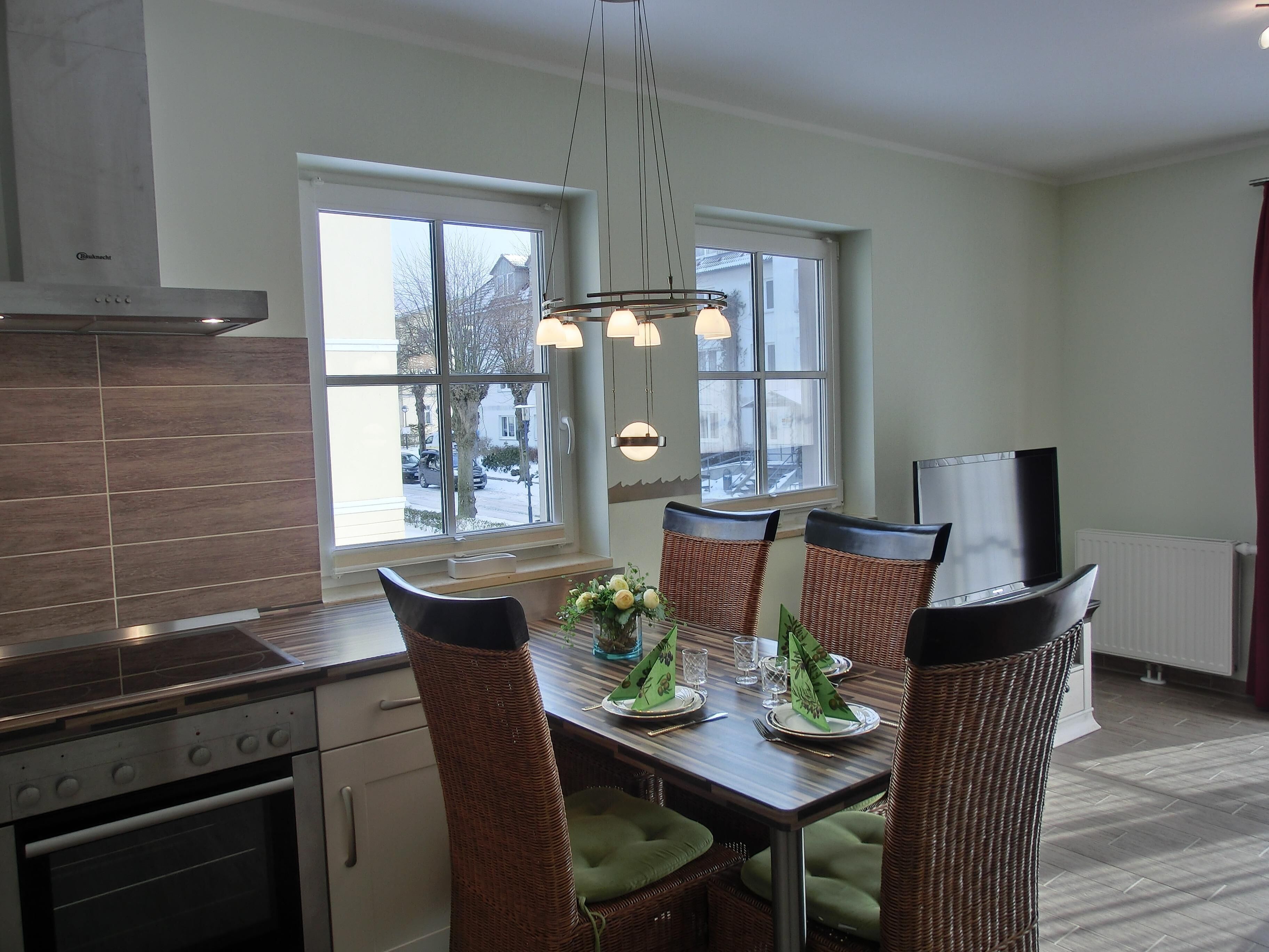 Kylskåp, mikrovågsugn, ugn och spishäll