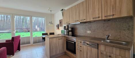 Kühlschrank, Mikrowelle, Ofen, Herdplatte