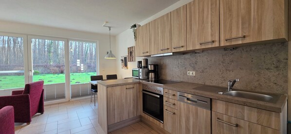 Kühlschrank, Mikrowelle, Ofen, Herdplatte