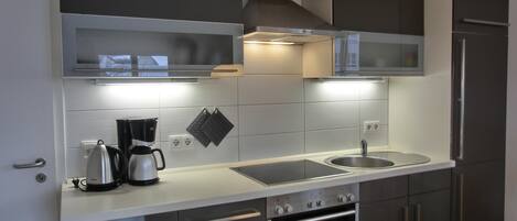 Kühlschrank, Mikrowelle, Ofen, Herdplatte