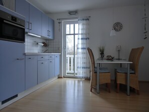Kühlschrank, Mikrowelle, Ofen, Geschirrspüler