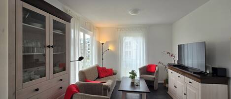 Una televisión, una chimenea