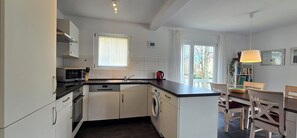 Fridge, oven, stovetop, dishwasher