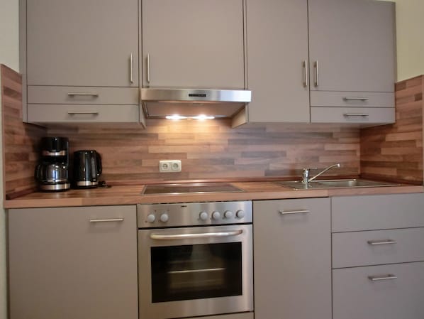 Kühlschrank, Ofen, Herdplatte, Geschirrspüler