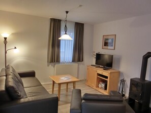 Fernseher, Kamin, Stereoanlage