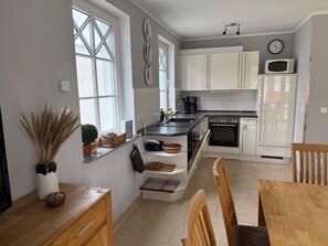 Fridge, microwave, oven, stovetop - Doppelhaushälfte mit ca. 95 m² Wohnfläche für 8 Personen (Graal-Müritz)