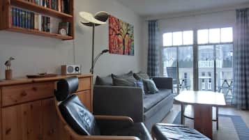 Una televisión, un reproductor estéreo