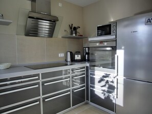 Kühlschrank, Mikrowelle, Ofen, Geschirrspüler