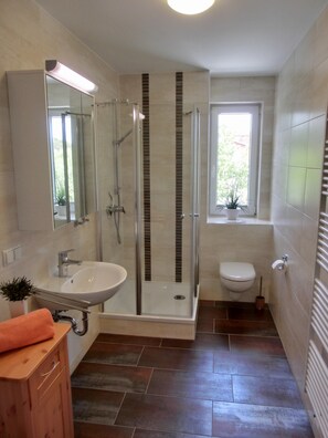 Shower, hair dryer - 2-zi.-fewo für 4 Pers. mit 2 Fahrrädern (Graal-Müritz)