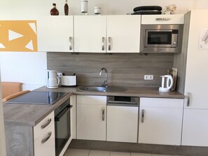 Kühlschrank, Mikrowelle, Ofen, Herdplatte
