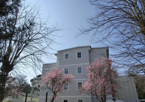 Un edificio de varios pisos con techo plano y ventanas rectangulares.