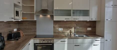 Geladeira, micro-ondas, fogão, cooktop