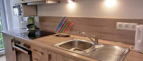 Køleskab, mikrobølgeovn, ovn, kogeplade