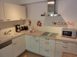 Kühlschrank, Mikrowelle, Ofen, Herdplatte