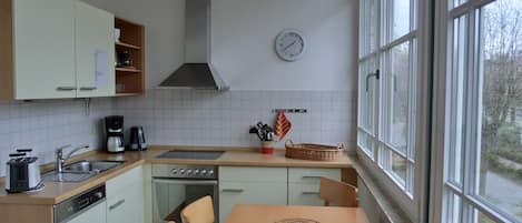 Kühlschrank, Ofen, Herdplatte, Geschirrspüler