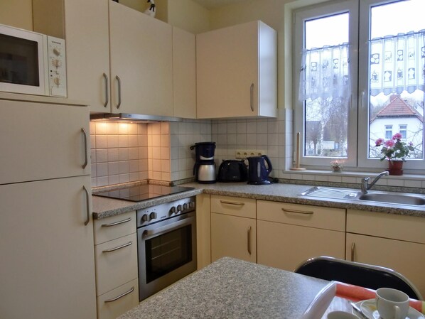 Kühlschrank, Mikrowelle, Ofen, Herdplatte